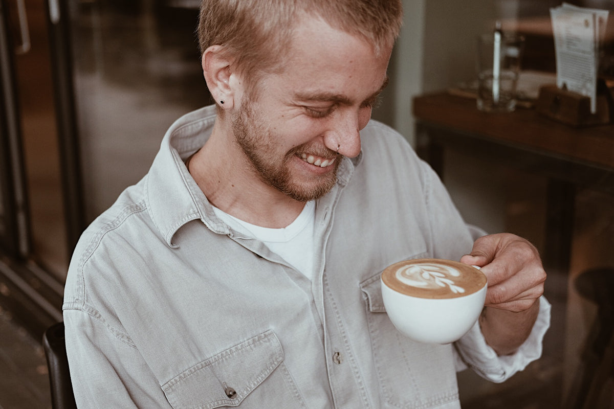 Gast mit Cappuccino im 5 Senses Café