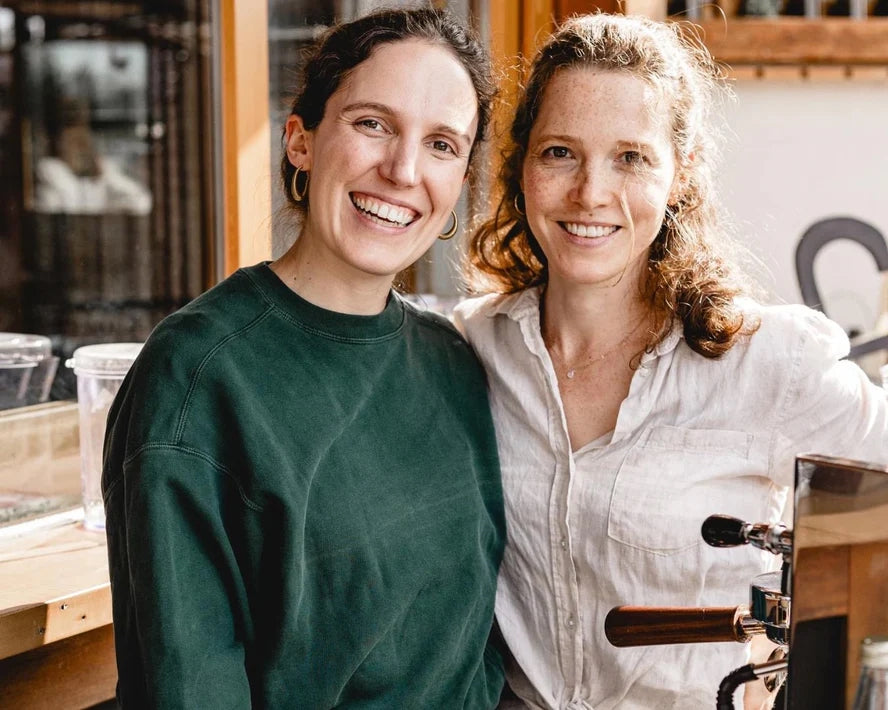 Barista am Kaffeewagen beim Kaffee-Catering für eine Hochzeit in und um Freiburg