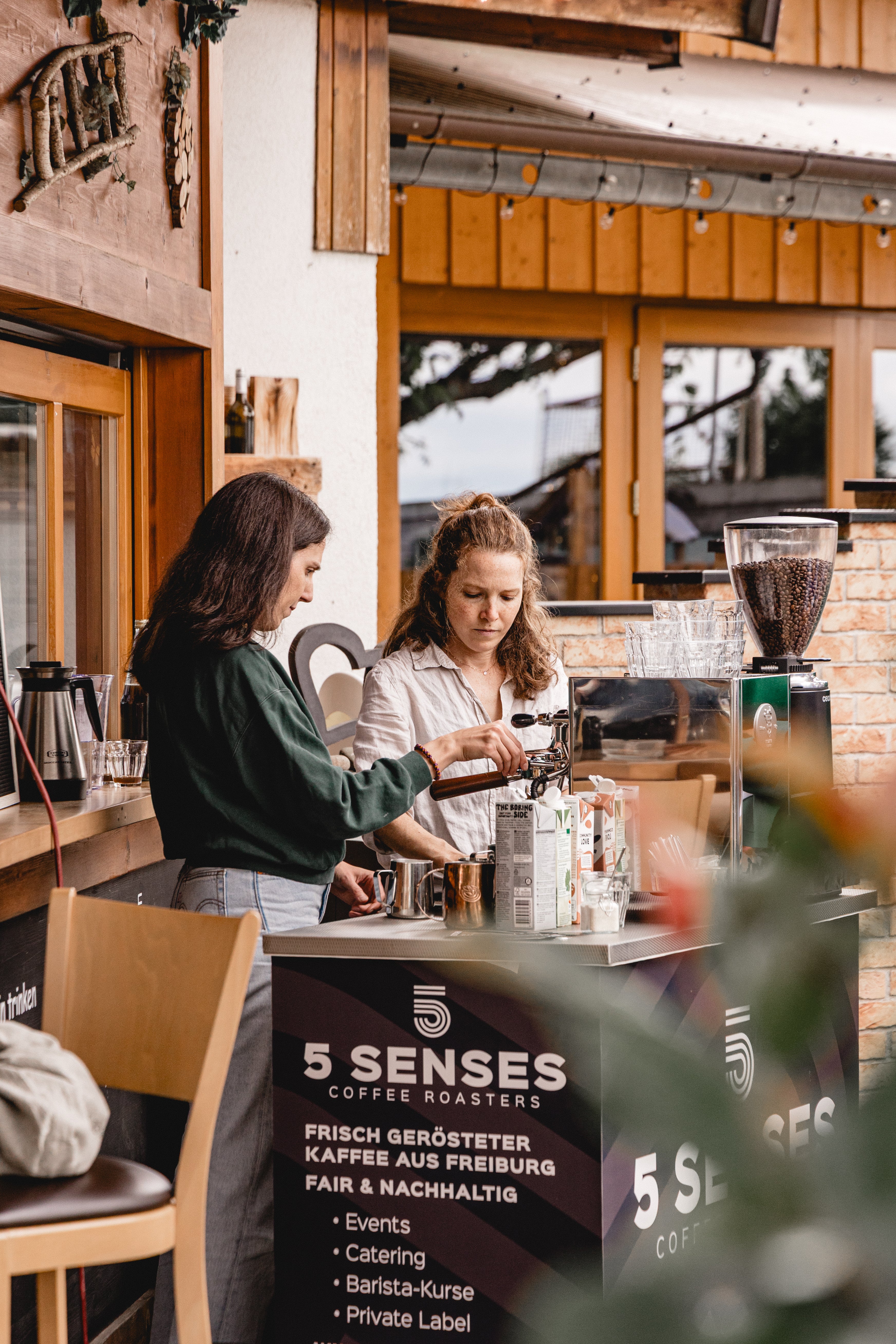 Eventtheke mit Barista im Innenraum bei einer Feier