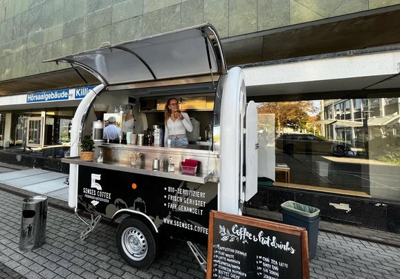 Mobile Espressobar im Freien bei einer Hochzeit